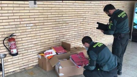 La Guardia Civil ha intervenido 80 prendas de ropa falsificada en un puesto de un mercadillo