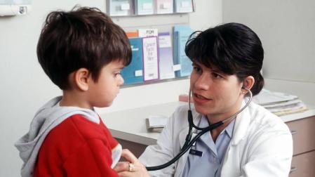 El presidente de los pediatras europeos apuesta por atender a los niños hasta los 18 años