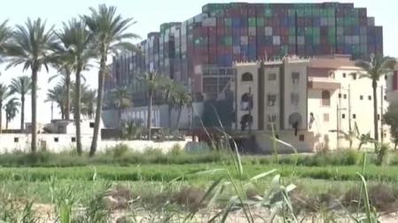Vídeo del carguero encallado en el Canal de Suez