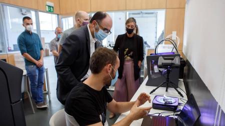 El consejero Ayerdi muestra su apoyo a la transformación digital de Sakana impulsada por el proyecto Dinabide de Irurtzun