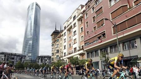 El belga Philippe Gilbert alza los brazos en Bilbao y Roglic sigue de rojo