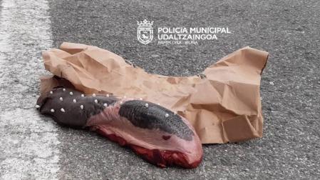Retirado un trozo de carne con alfileres clavados en el barrio de Erripagaña
