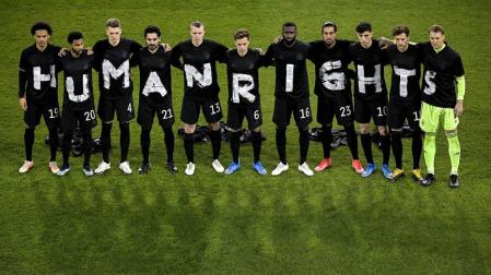 Los futbolistas de la selección de Alemania saltaron al césped con 11 camisetas que lucían las palabras "Derechos humanos".
