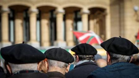 Varios hombres vascos, miembros de la asamblea de pensionistas de Alderdi Eder en San Sebastián, en enero de 2020.