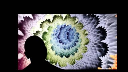 Un hombre observa en la 'Superchief Gallery' de Nueva York de una obra en NFT
