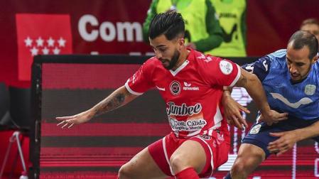 Waltinho, de Jimbee Cartagena, pelea por el balón con Boyis.