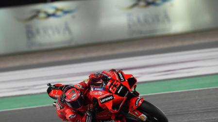 Bagnaia "destroza" el récord y sorprende a Miller en Catar