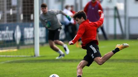Manu Sánchez quiere quedarse en Osasuna