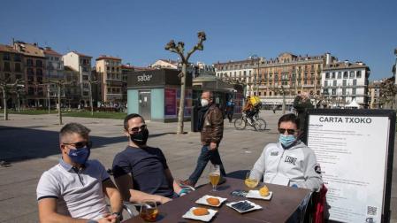 El sol y las altas temperaturas animaron a los pamploneses a disfrutar del primer domingo de Semana Santa en los bares