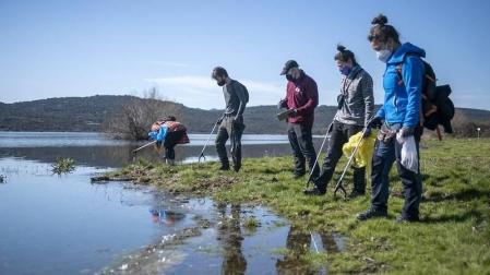 Ciento treinta voluntarios limpian "basuraleza" en entornos fluviales de Navarra