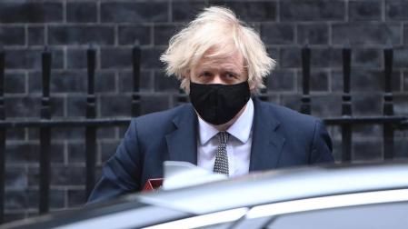 Inglaterra empieza a relajar las normas tras un largo confinamiento