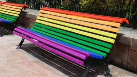 La oposición reclama al Ayuntamiento de Pamplona que pinte los bancos con los colores LGTBI
