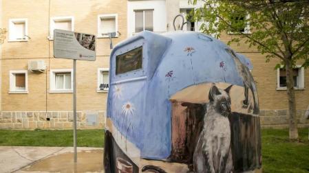 El Ayuntamiento de Pamplona ha habilitado un espacio dotado de un contenedor tipo iglú, así como la cartelería correspondiente, para la colonia felina situada en la Txantrea.