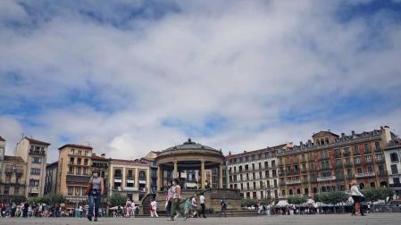 Viadantes cruzan poco antes del mediodía de ayer por la plaza del Castillo.