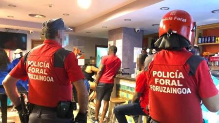 Policías forales inspeccionan un local de Pamplona.