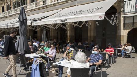 Salud prevé que el cierre del interior de bares siga más allá del 9 de abril