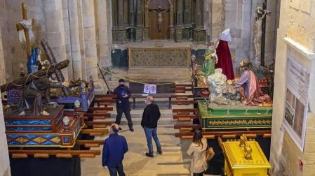 Voluntarios de la Cofradía de la Vera Cruz asistieron a los visitantes en la jornada de puertas abiertas para poder apreciar los pasos religiosos este Jueves Santo, 1 de abril.