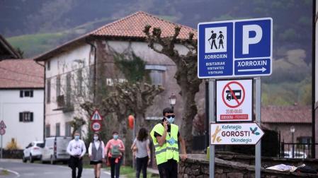 La organización ha realizado controles a los accesos a la cascada en Erratzu por la gran afluencia de visitantes.