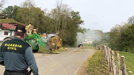 Extinguido un incendio en los aledaños de una vivienda en Urdax