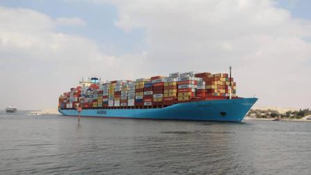 Baja el número de barcos que esperan en el Canal de Suez pero continúa el atasco
