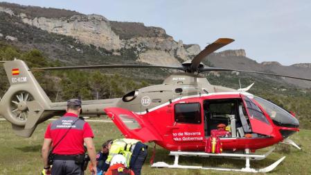El montañero es atendido por los servicios de emergencia antes de ser trasladado.