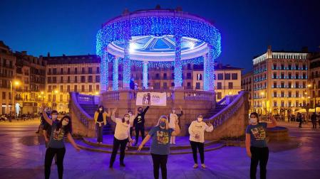 El quiosco de la Plaza del Castillo, iluminado de azul por el autismo