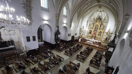 En tiempo de pandemia, en un ambiente recogido en la iglesia de San Agustín, en el Casco Antiguo, se renovó este jueves el Voto de las Cinco Llagas, el agradecimiento municipal por haber librado a la ciudad de la peste, en 1599, “cuando los pamploneses descubrieron lo frágiles y vulnerables que eran”.