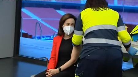 Vídeo: Margarita Robles recibe la vacuna contra la Covid-19 en el Wanda Metropolitano