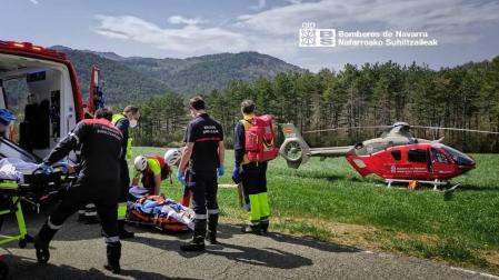 Trasladado en helicóptero un motorista de 21 años tras caer por un barranco en Erro