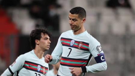 El brazalete que Cristiano Ronaldo tiró al césped, subastado en Serbia por 64.000 euros