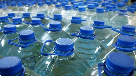 Más de 330 afectados de gastroenteritis tras beber agua embotellada en garrafas