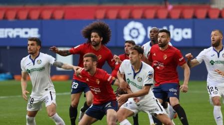 Aridane, Calleri, Gallego y Oier pelean en un córner por el balón ante los jugadores del Getafe