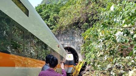 Al menos 36 personas podrían haber muerto en un accidente de tren en Taiwán