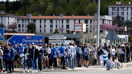 Cientos de aficionados de la Real Sociedad han aguardado en los márgenes de la carretera que conecta el aeropuerto de Hondarribia con San Sebastián para saludar a los campeones de la Copa del Rey.