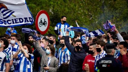 Cientos de aficionados de la Real Sociedad han aguardado en los márgenes de la carretera que conecta el aeropuerto de Hondarribia con San Sebastián para saludar a los campeones de la Copa del Rey.