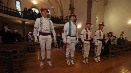 Cuatro bolantes bailan en Valcarlos en un día sin fiesta grande