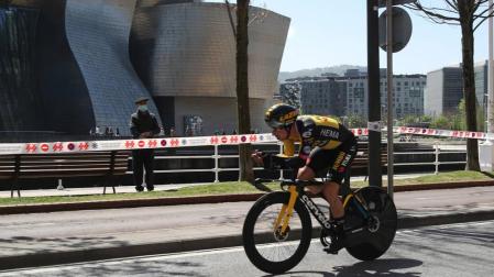 El ciclista esloveno Primoz Roglic, a su paso por el museo Guggenheim durante la crono individual en el primer día de la Itzulia 2021.
