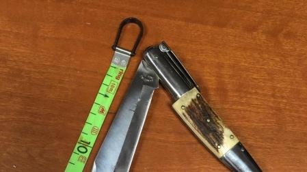 Navaja de 22,5 centímetros de hoja encontrada a un conductor por Policía Foral