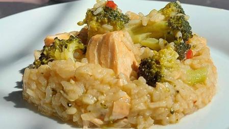 Receta de arroz con brócoli y salmón.