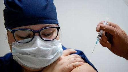 Científicos navarros piden cautela sobre la vacuna de Pfizer