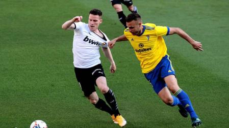 El delantero francés del Valencia Kevin Gameiro trata de escapar de Juan Cala, del Cádiz.