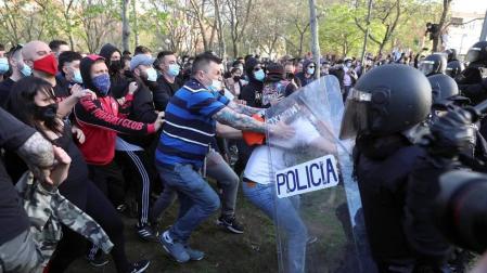 La Policía Nacional ha cargado contra los manifestantes congregados en Vallecas para protestar por el acto de precampaña de Vox, algunos de los cuales han lanzado botellas y otros objetos contra el líder nacional del partido, Santiago Abascal.