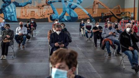 Varias personas esperan por si tienen posibles efectos secundarios tras recibir la vacuna de AstraZeneca en Ourense.