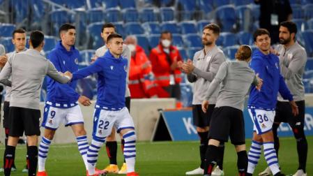 Los jugadores del Athletic Club hacen un pasillo a los de la Real Sociedad, por su victoria en la final de la Copa del Rey