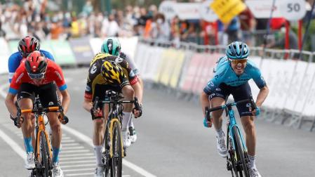 El guipuzcoano del equipo Astana Ion Izagirre (dcha) esprinta para vencer en la cuarta etapa de la Itzulia