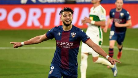El delantero del Huesca Rafa Mir celebra uno de sus goles ante el Elche