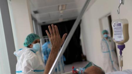 Un enfermo de coronavirus en el hospital Infanta Sofía de Madrid.