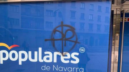 Realizan una pintada en la sede del PPN en Pamplona
