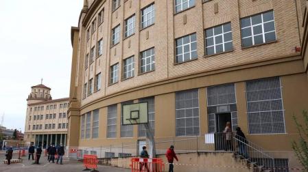 Este sábado, 10 de abril, se abre como centro de vacunación contra el Covid-19 el antiguo Colegio de Maristas, en Pamplona. Se trata de un espacio muy amplio con una importante capacidad para la administración de vacunas. Esta instalación se une a las ya utilizadas con este fin en la comarca de Pamplona, el polideportivo de la UPNA y Forem,