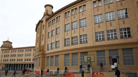 Este sábado, 10 de abril, se ha abierto como centro de vacunación contra el Covid-19 el antiguo Colegio de Maristas, en Pamplona. Se trata de un espacio muy amplio con una importante capacidad para la administración de vacunas. Esta instalación se une a las ya utilizadas con este fin en la comarca de Pamplona, el polideportivo de la UPNA y Forem,